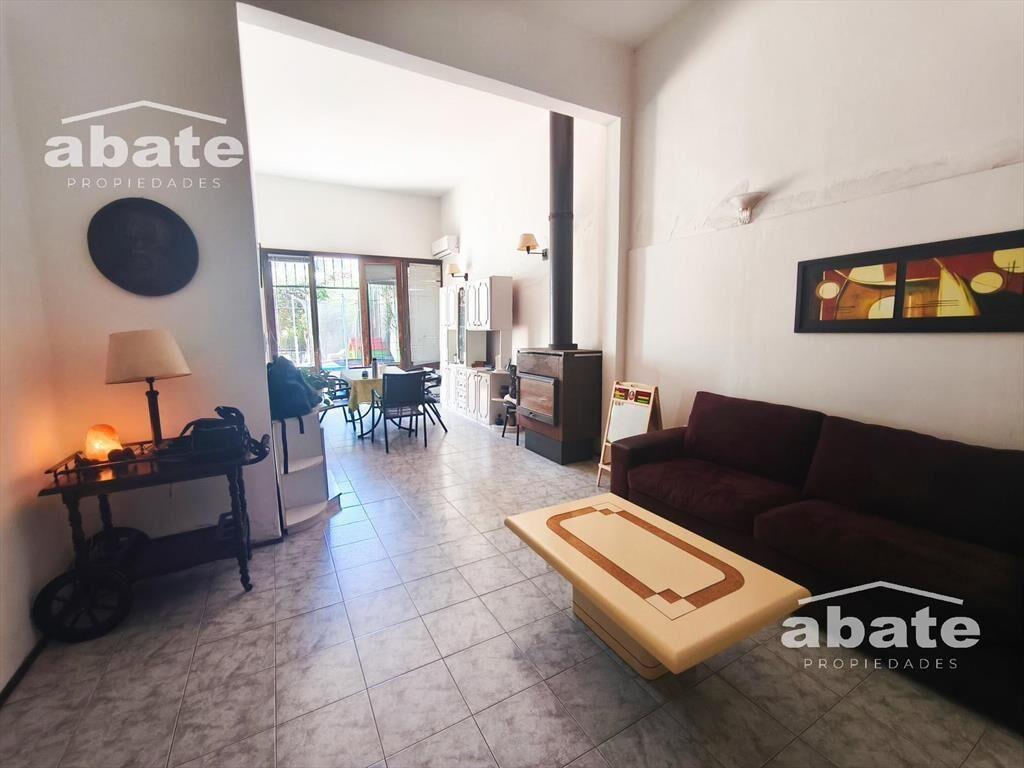 Venta Casa de 3 dormitorios, Escritorio y Jardín en Pocitos