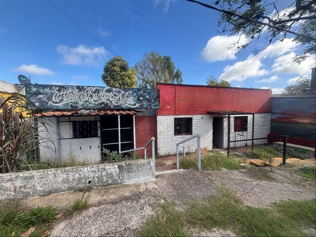 Terreno con construcciones a reciclar, muy buena ubicación