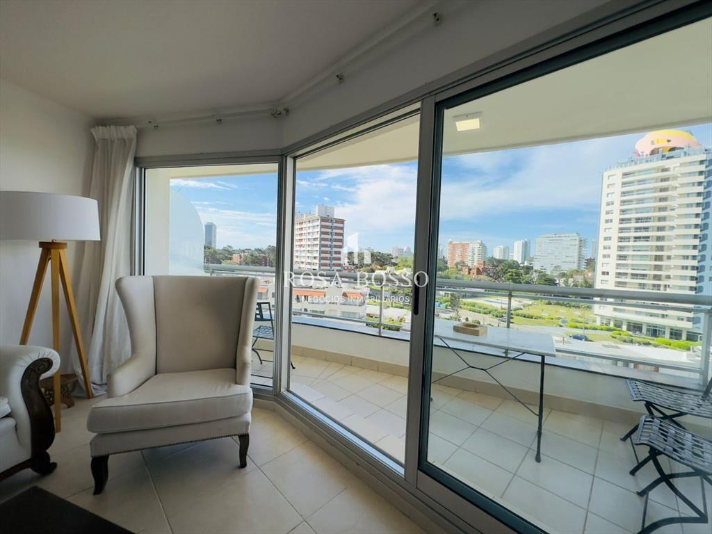 Venta y alquiler de apartamento de dos dormitorios en Punta