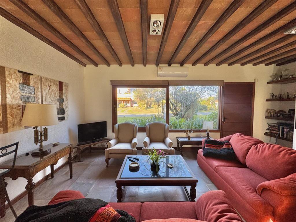 CASA EN VENTA 5 DORMITORIOS - PINARES