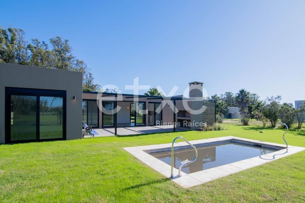 Casa en Venta con Renta en Cumbres de Carrasco...