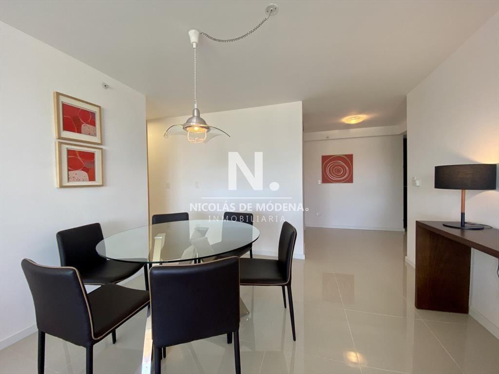 Gran living comedor con salida a amplia terraza con vista y