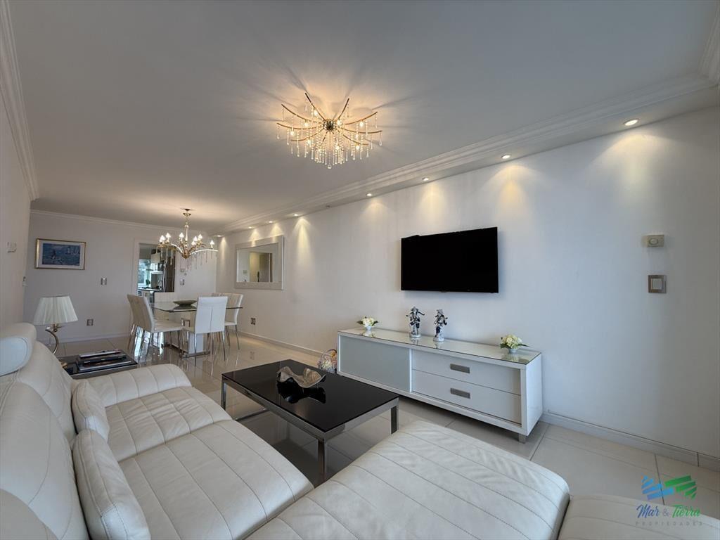 En venta, espectacular planta en primera línea