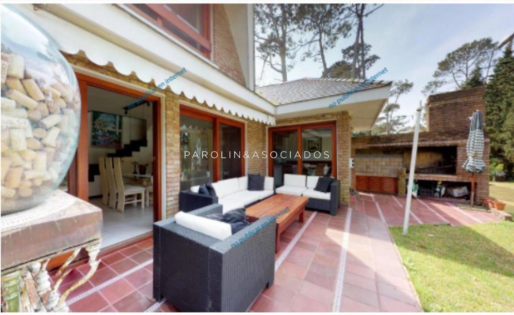 Hermosa casa en venta de 4 dormitorios en Lugano, Punta del