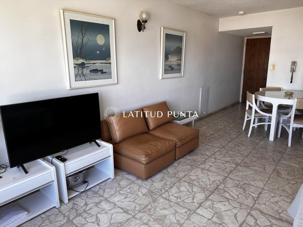 Piso alto en Península, 1 dormitorio y medio