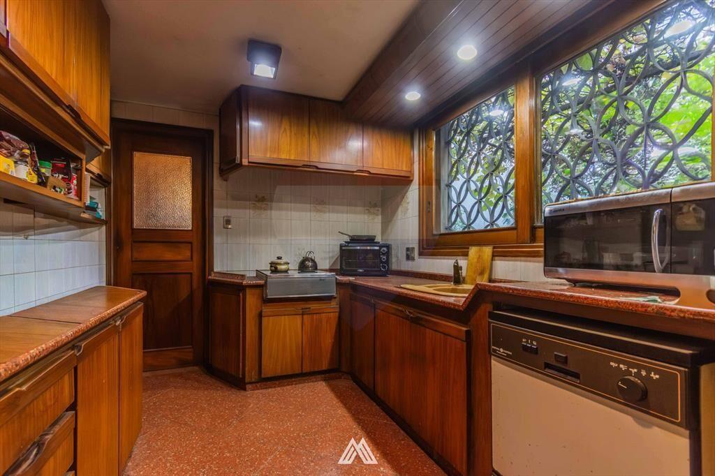 Vende amplia Casa Prado 5 dorm. patios y cochera