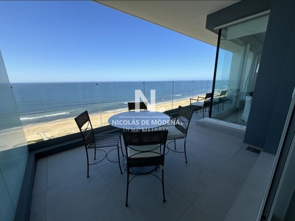 Vende apartamento de 3 dormitorios con vista al mar en Brav