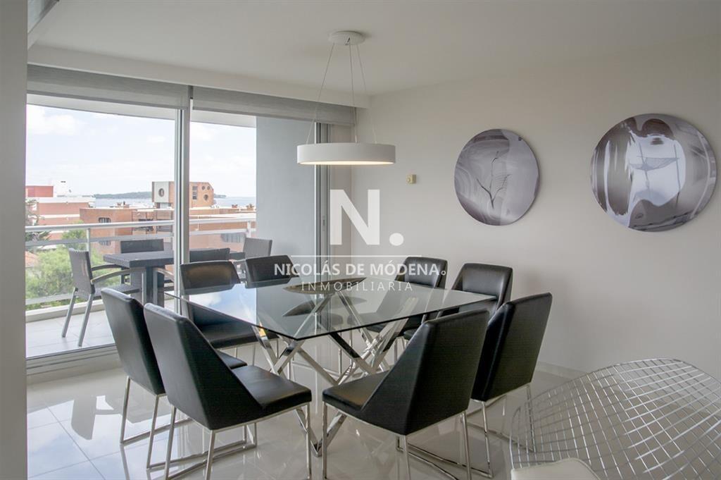 Apartamento de 3 Dormitorios en Playa Mansa en -