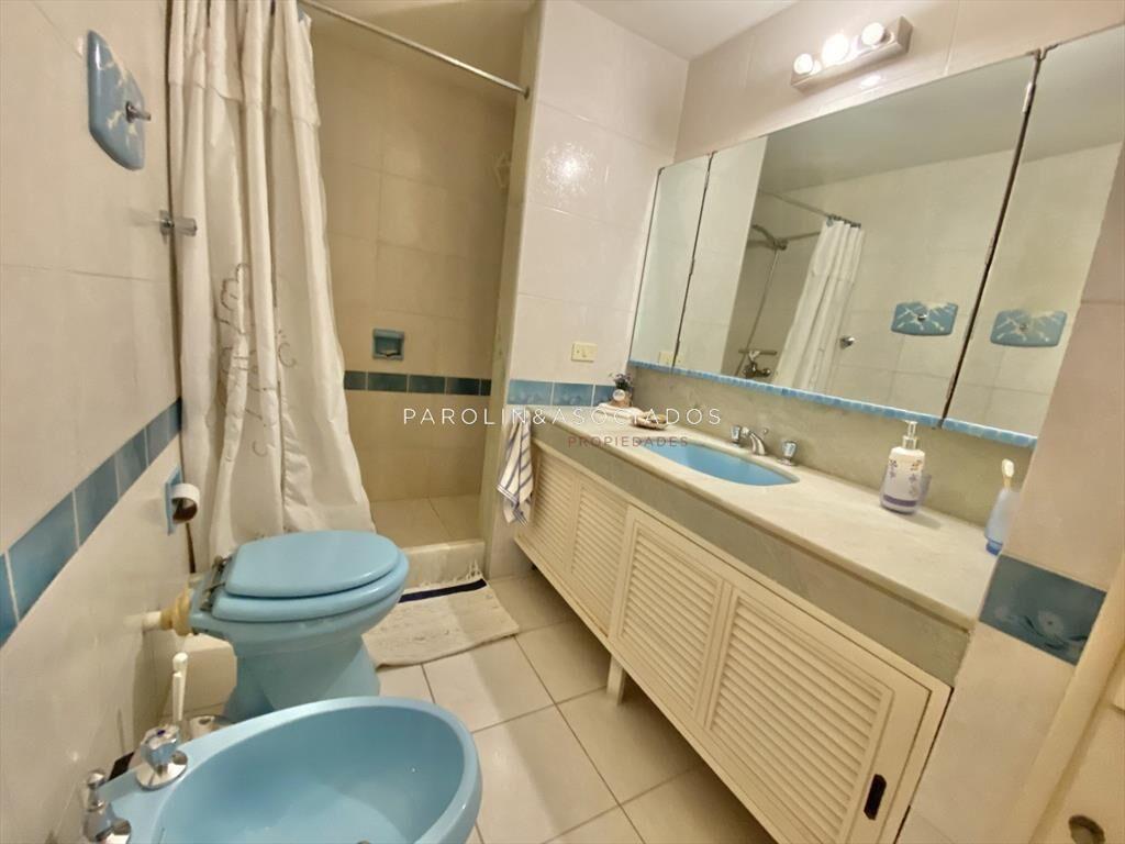 VENTA DE APARTAMENTO DE 2 DORMITORIOS Y SERVICIO FRENTE AL