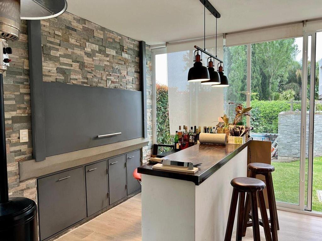 Venta casa minimalista 5 dormitorios, piscina | San Nicolás