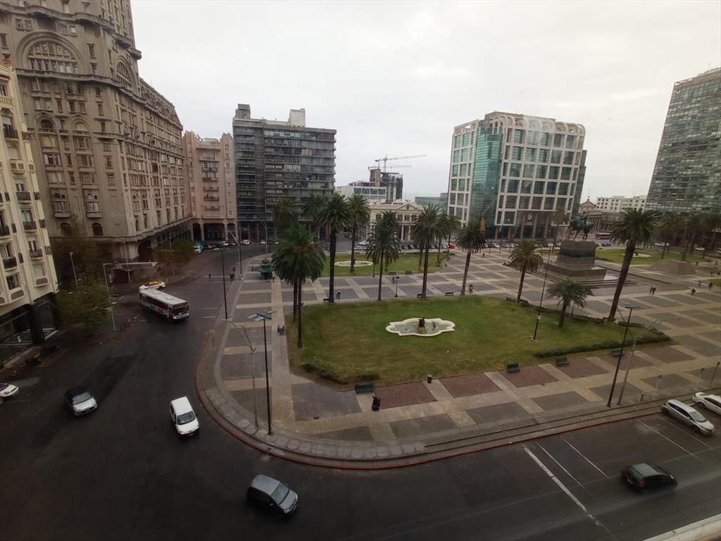 Plaza Independencia, 560 m2, aire acondicionado central, vi