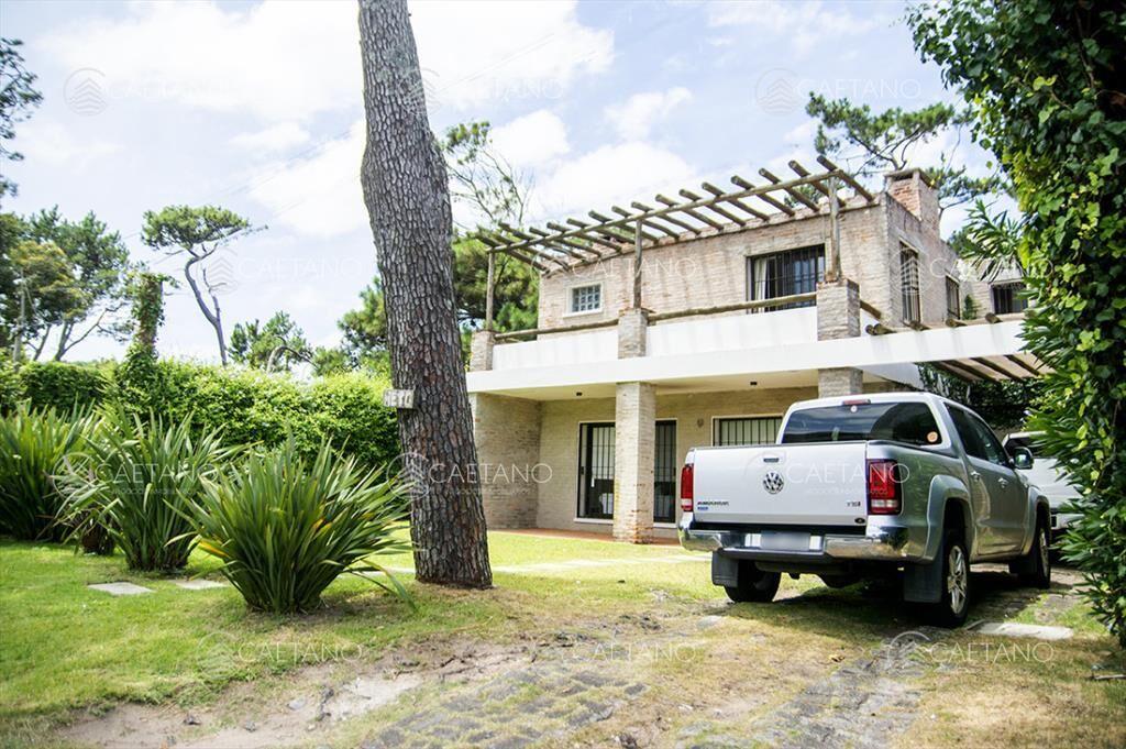 Excelente chalet de 5 dormitorios en venta a pasos de Playa