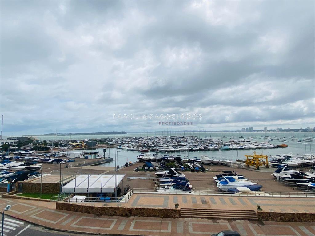 Apartamento de 3 dormitorios en venta en Punta