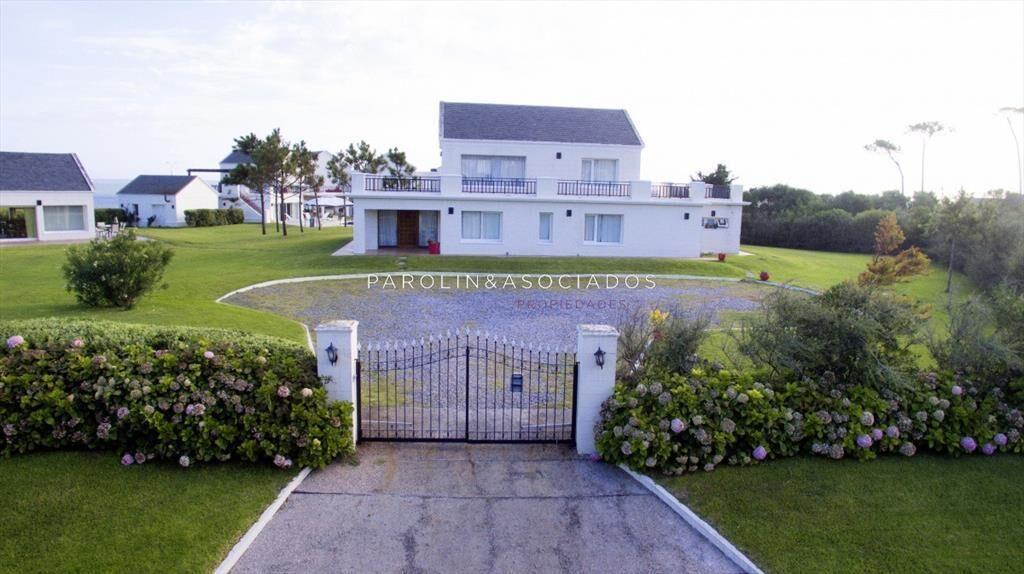 Casa en venta de 5 dormitorios en primera linea