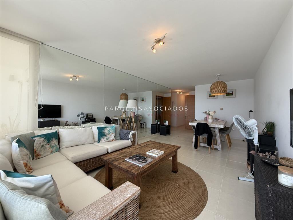 Apartamento en venta en Season Tower, Punta del