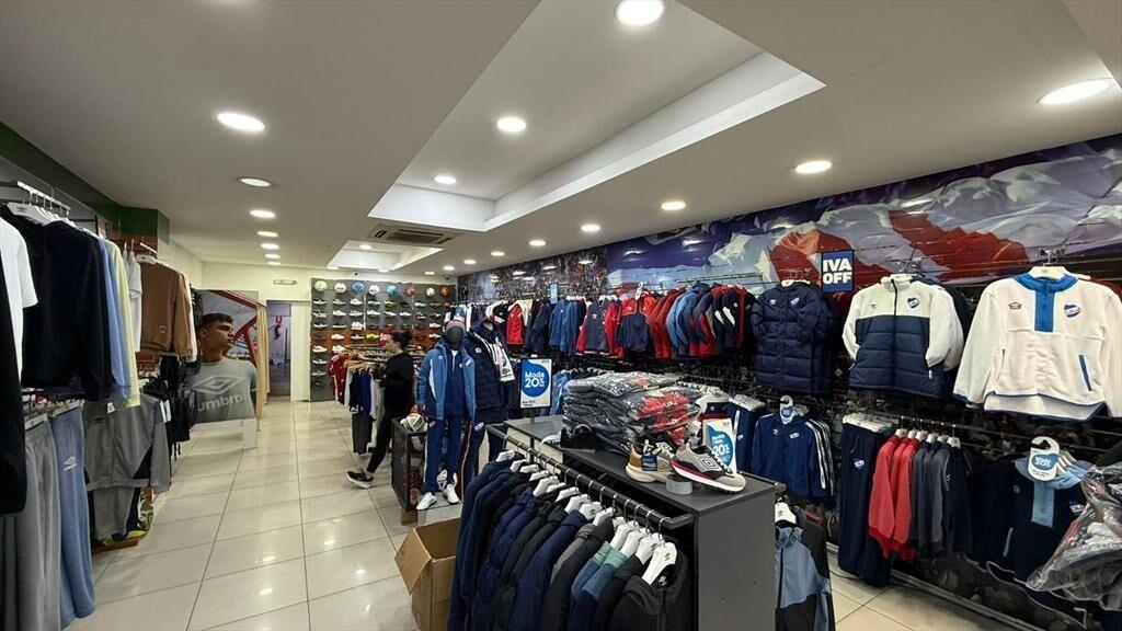 18 de julio esq Roxlo 200 m2, salón + deposito