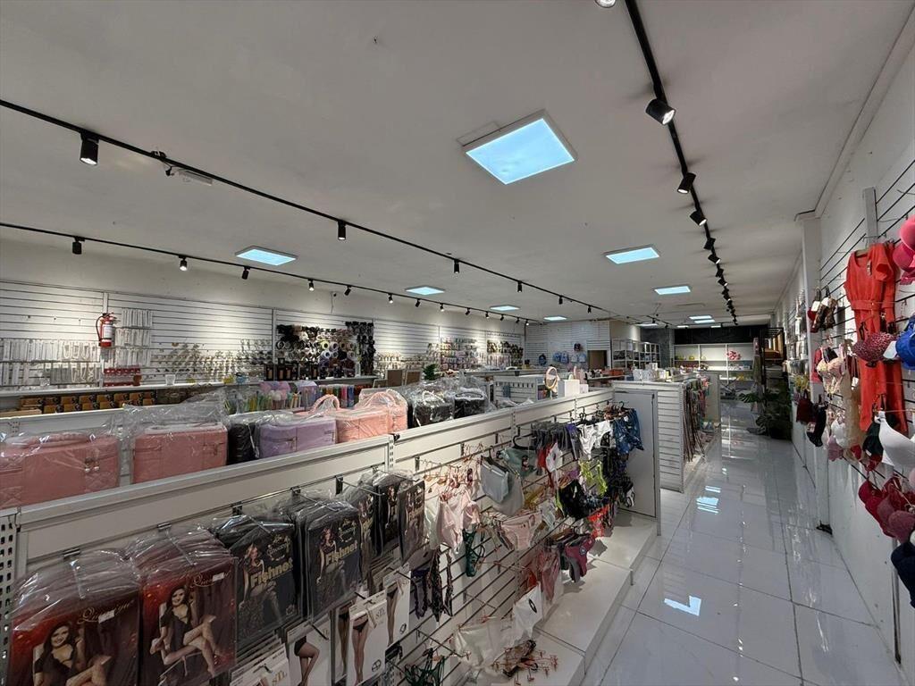 8 de octubre esq Comercio, 517 m2 salón + deposito, 10 m de
