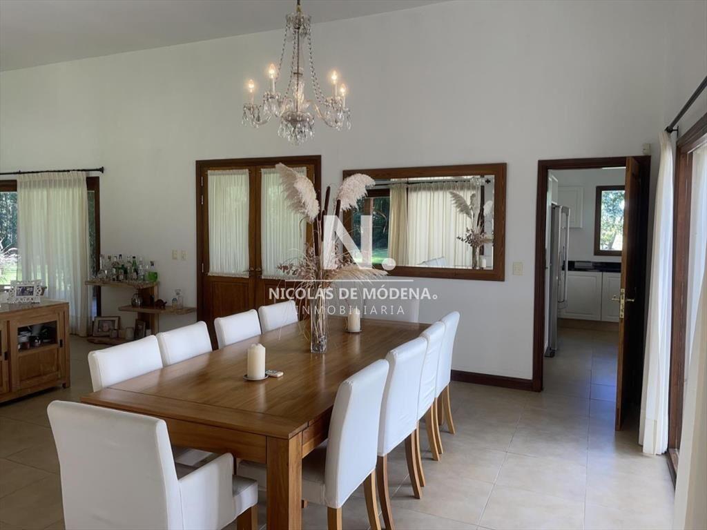 Vende impresionante casa en Punta Ballena de 2