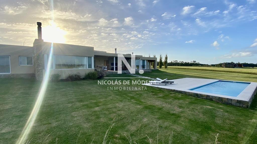 En venta chacra de 6 dormitorios en Laguna de los