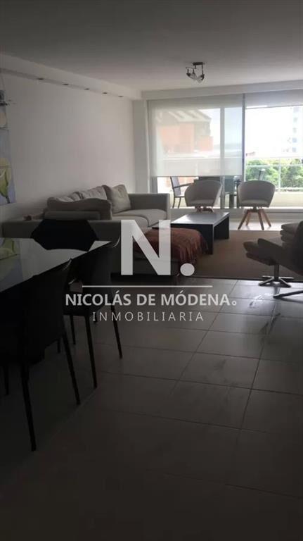 Viviendo en las alturas en Forest Tower I, con y