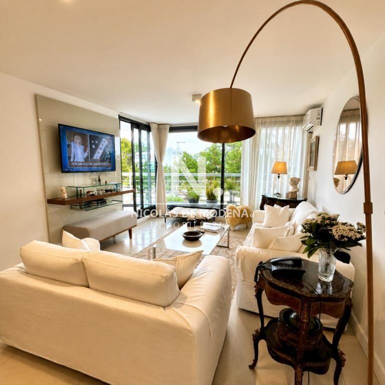 Vende apartamento de 3 dormitorios esquinero en Punta del E