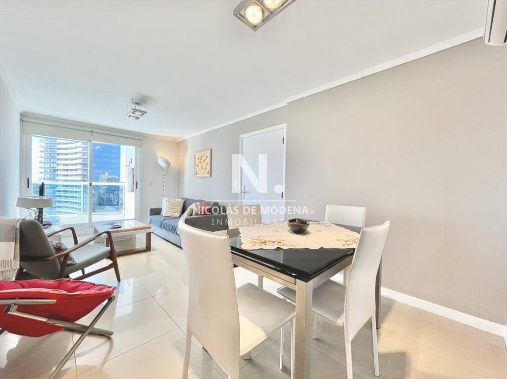 Vende apartamento de 2 dormitorios en Punta del
