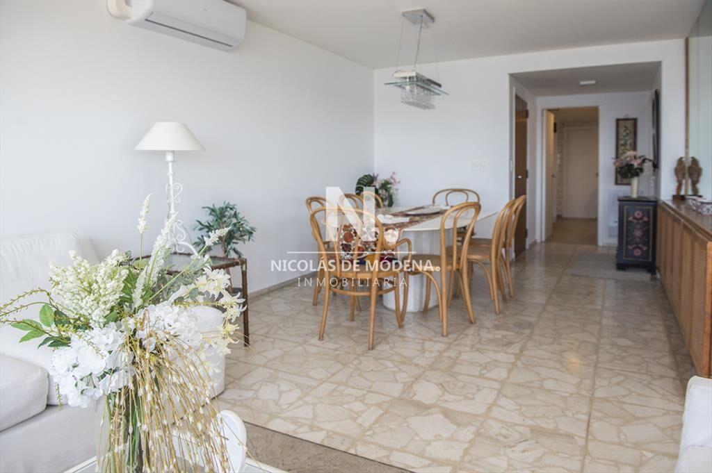 Vende apartamento con balcon y 3 dormitorios en