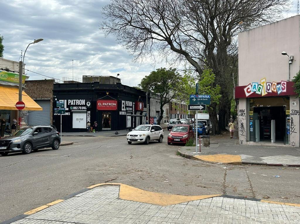 Venta Local comercial con renta   esquina  en  Arenal Grand