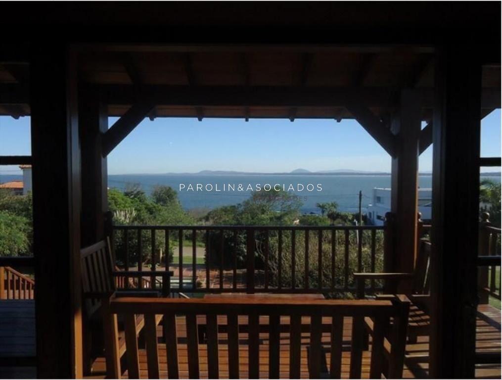 Venta de hermosa casa de 4 dormitorios en Punta Ballena
