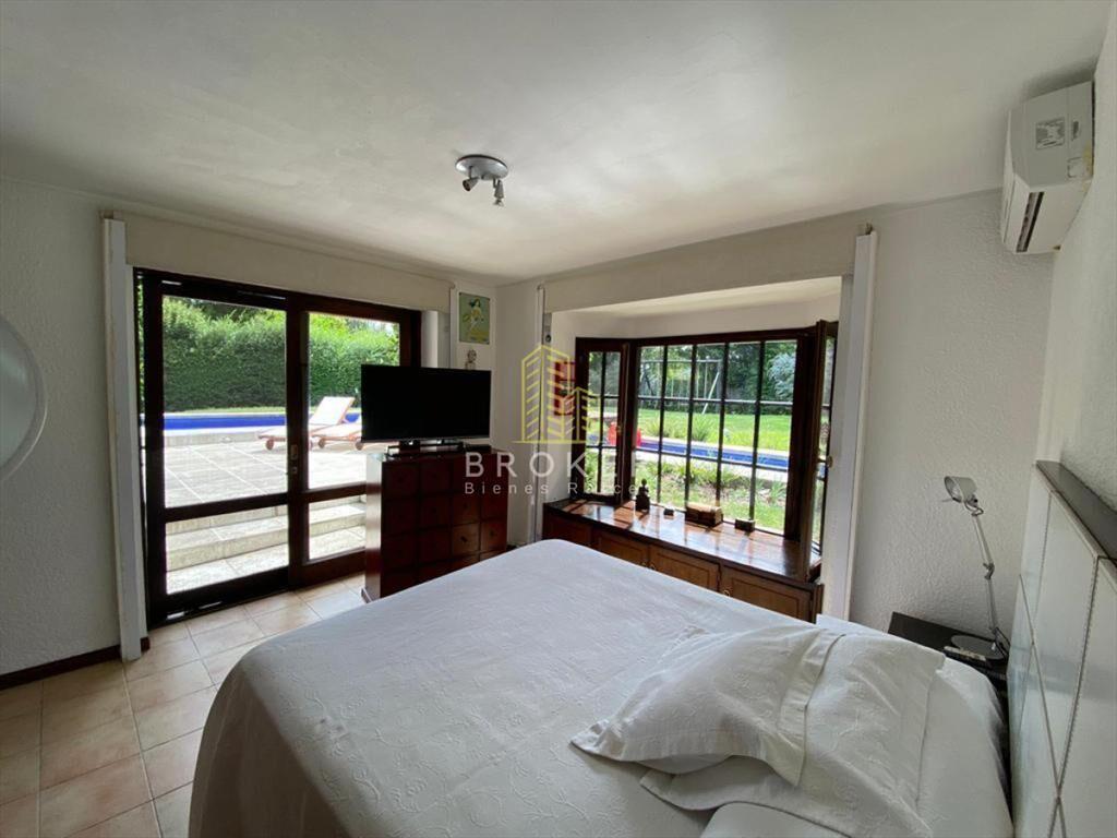 Amplia casa con piscina y hermoso jardÃn en