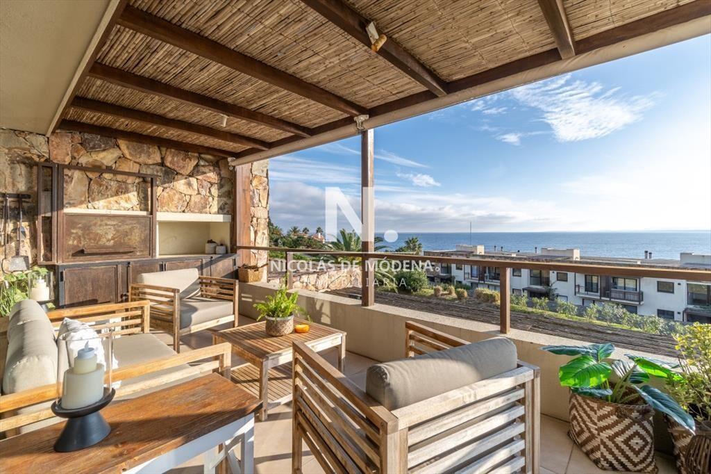 Vende apartamento duplex con vista al mar en