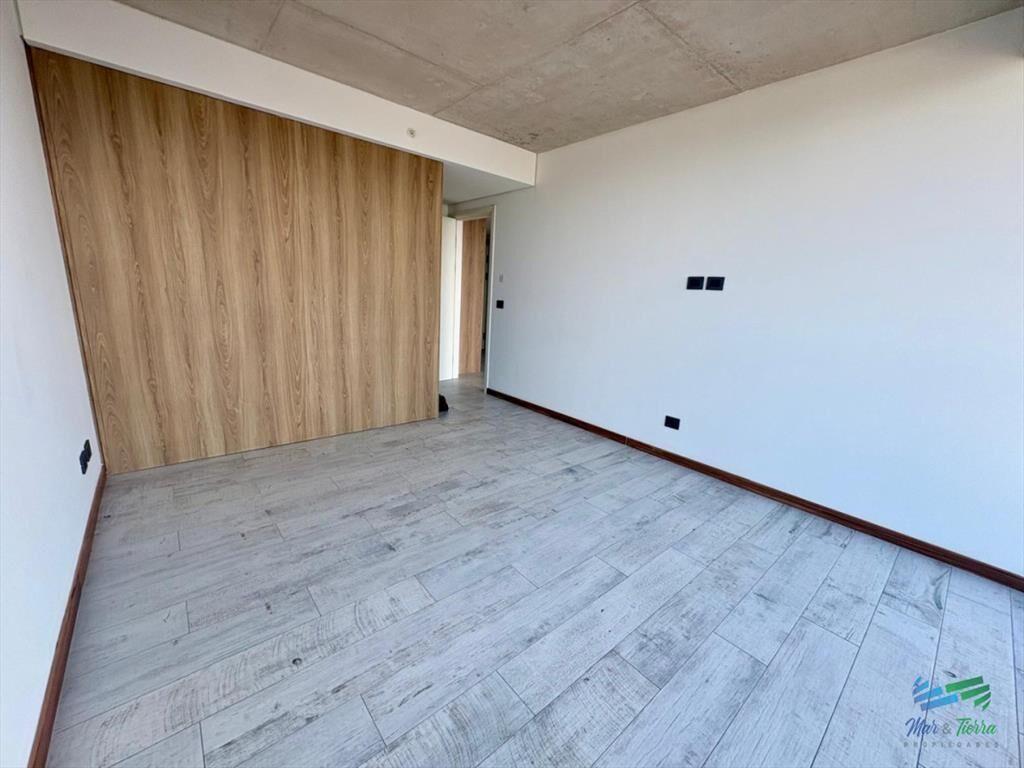 Oportunidad en Surfside - Piso alto   1 +
