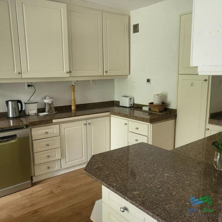 En venta casa 5 dormitorios con Apto de servicio,