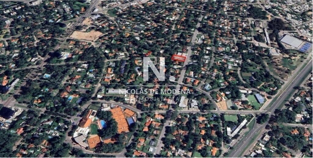 Vende terreno en Av Cordoba en Punta del Este,