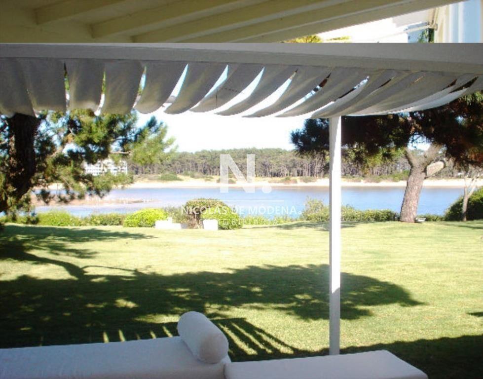Hermosa casa frente al Arroyo de Tres Plantas.