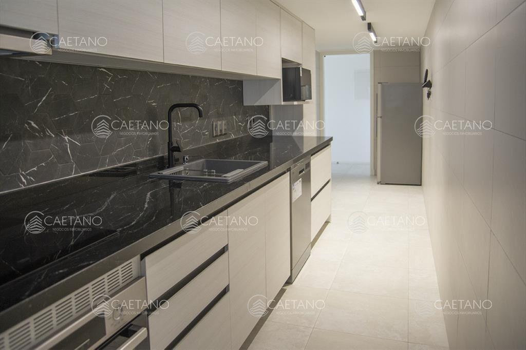 Vende apartamento de 2 dormitorios y medio playa