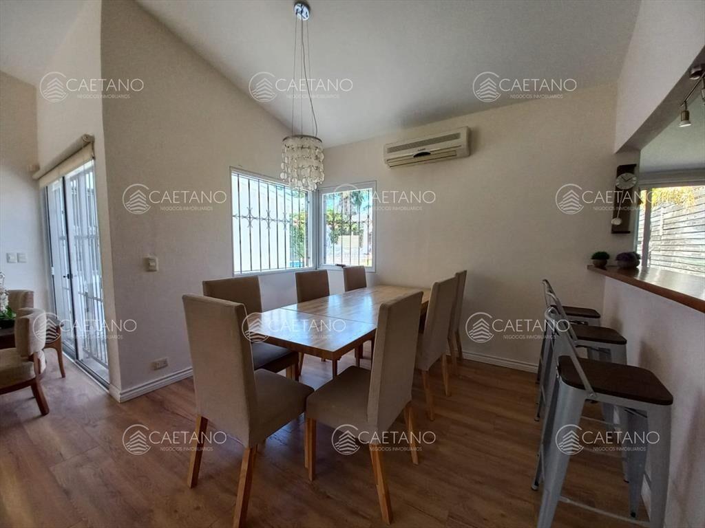 Vende casa de 3 dormitorios totalmente reformada. Con pisci