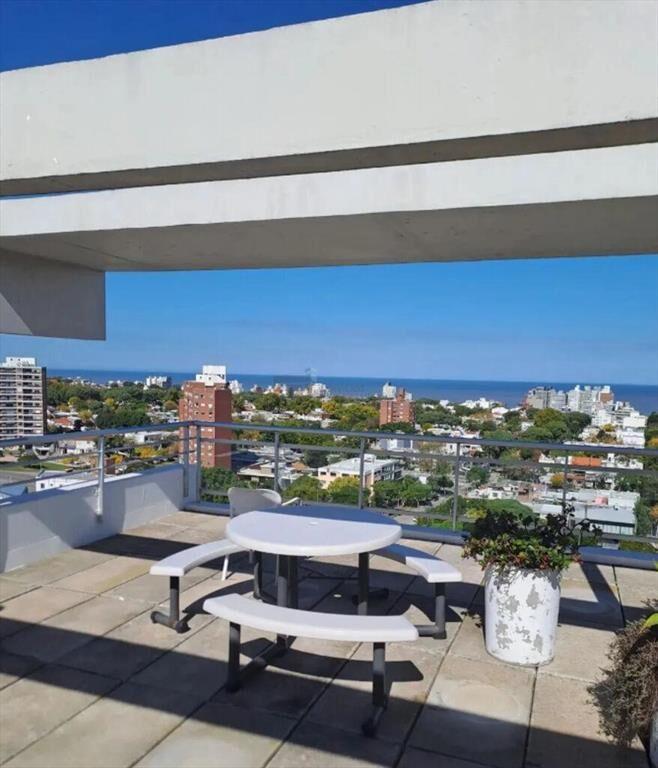 Se vende apartamento de dos dormitorios, dos baños y garage