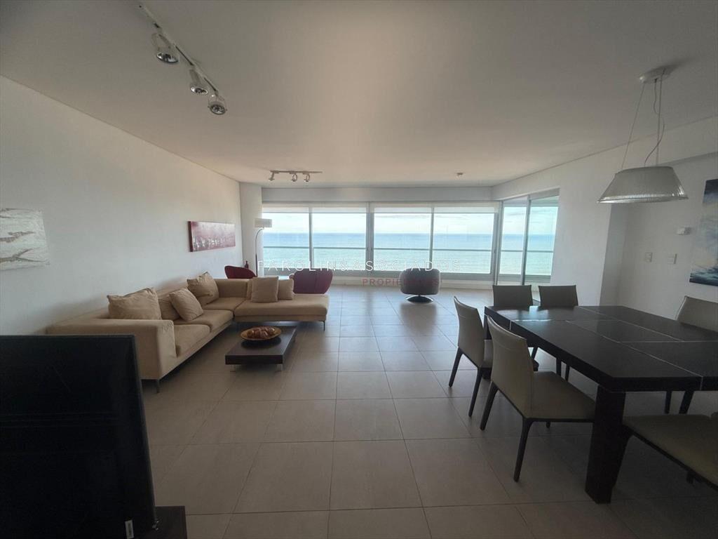 Apartamento en venta de 3 dormitorios en edificio