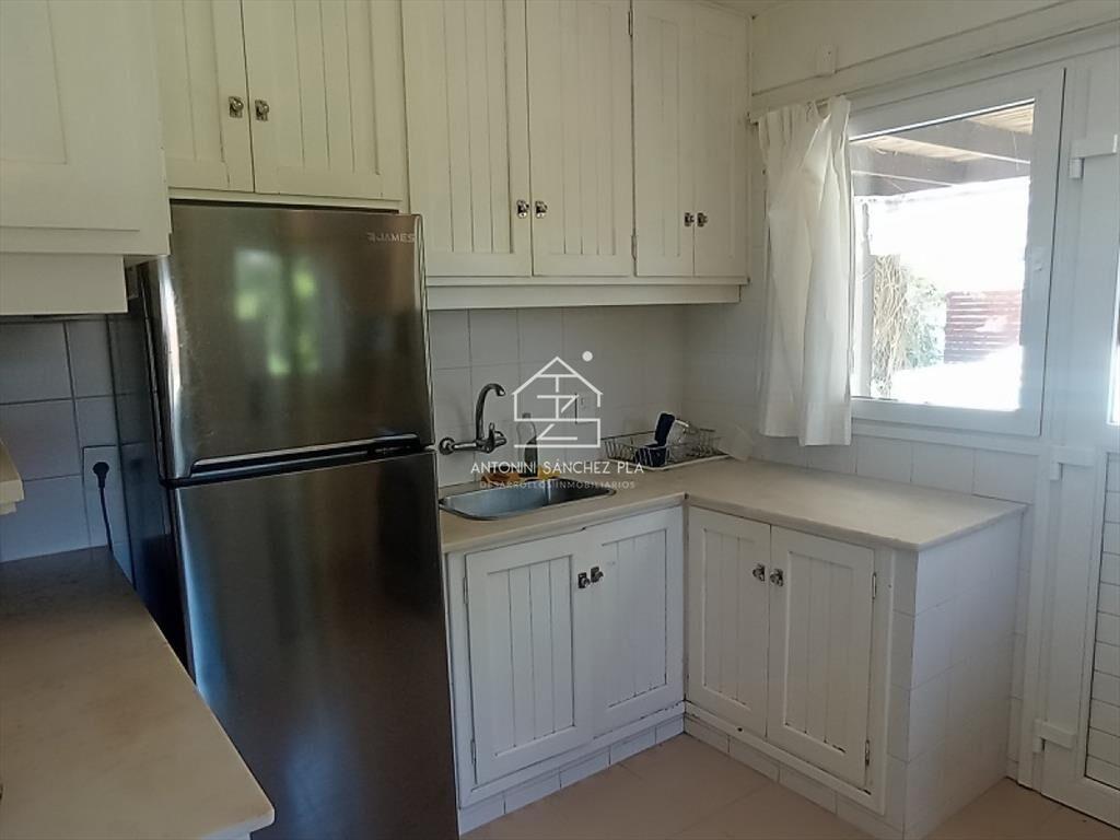 Gran casa reciclada a metros del mar con una del