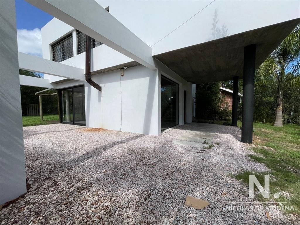 Vende casa, moderna. 3 dormitorios y 3 baños, Barrio Marly