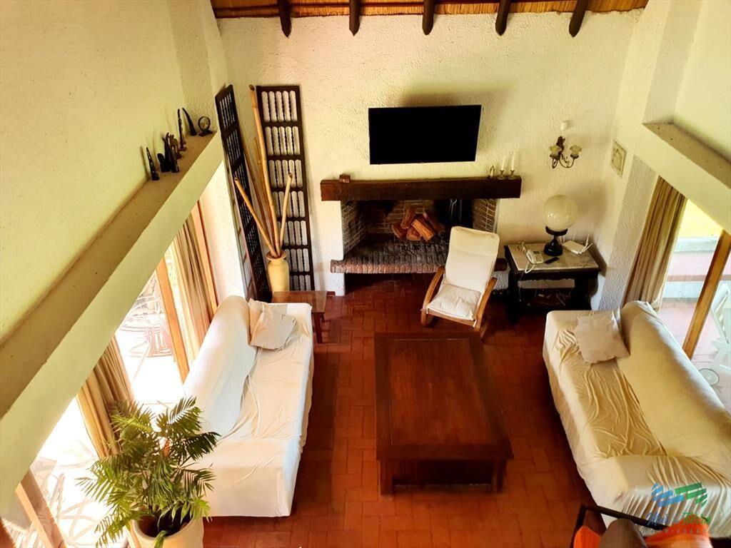 CASA CON GRAN PATIO, PISICNA, TRES DORMITORIOS