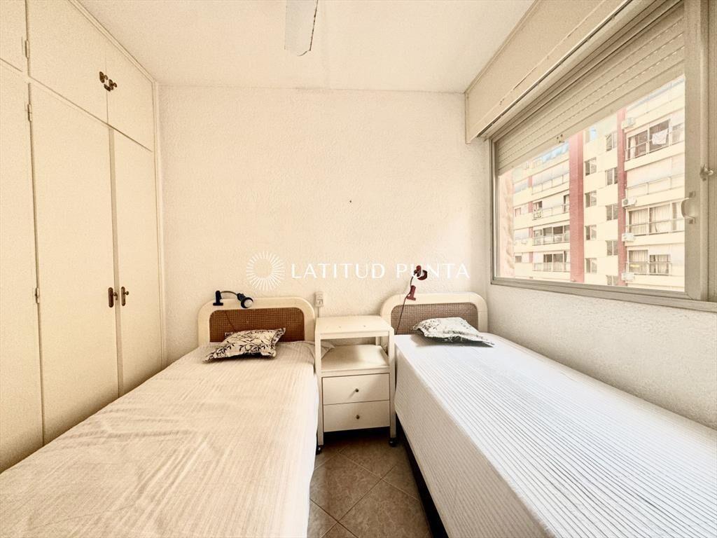 Apartamento de 2 dormitorios frente a playa Brava