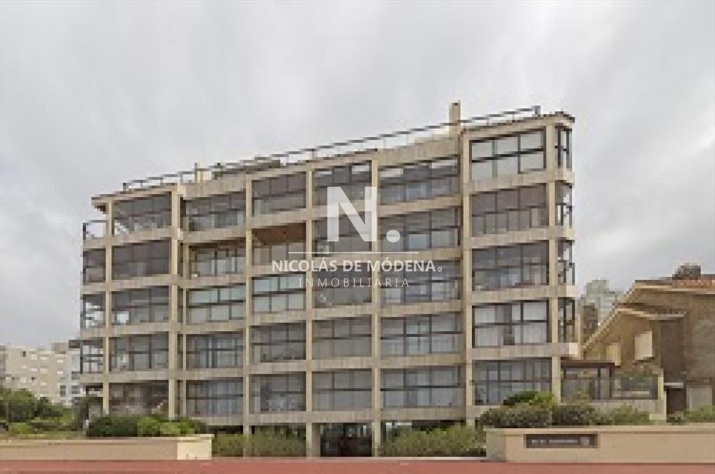 Vende apartamento impecable de 3 dormitorios con