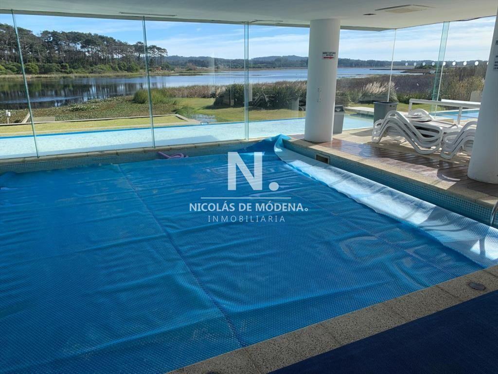 vende pent house duplex en playa mansa punta del