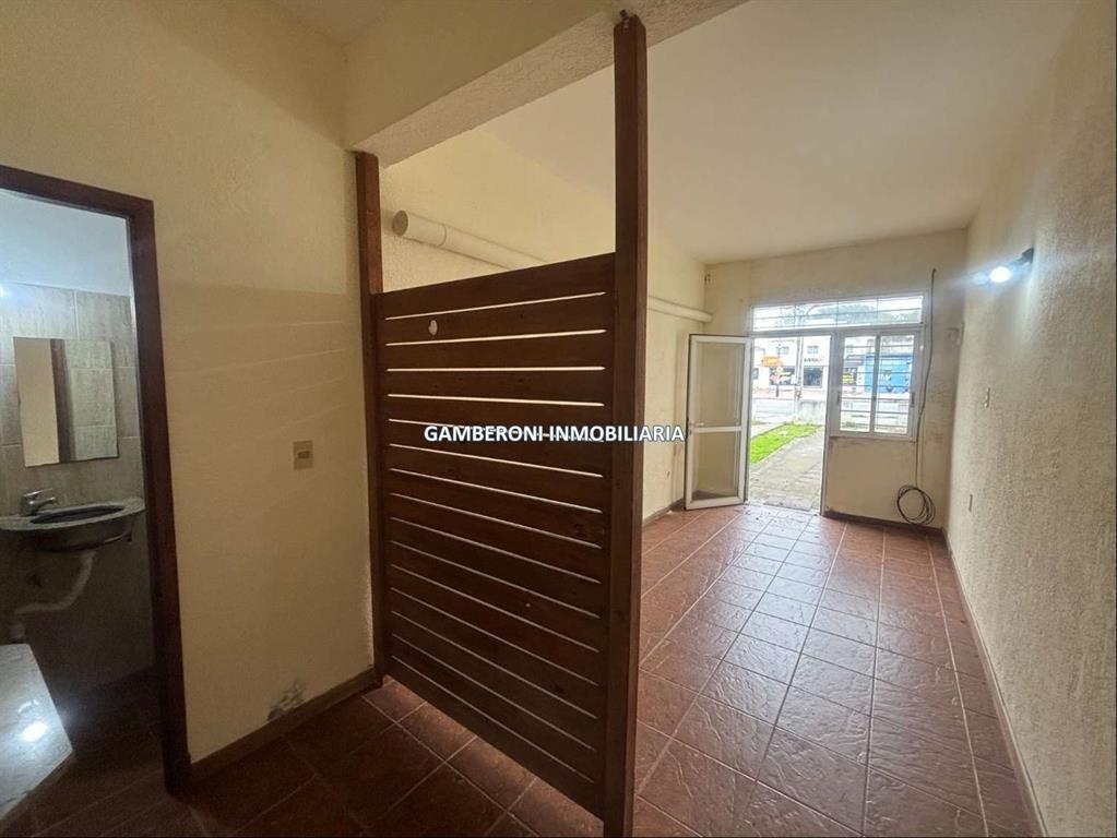 Local comercial pequeño sobre Av. Garzón y Duran