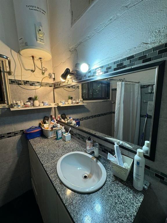 CASA DE 3 DORMITORIOS Y 3 BAÑOS MACARI VENDE