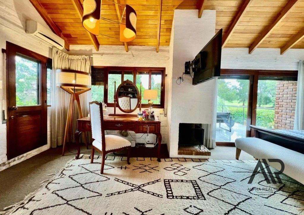 Casa en venta de 4 dormitorios c/ cochera en La Tahona