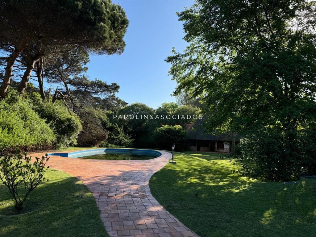 Casa en venta de 4 dormitorios en Golf, Punta del Este.