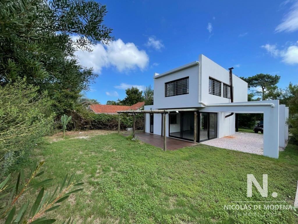 Vende casa, moderna. 3 dormitorios y 3 baños, Barrio Marly